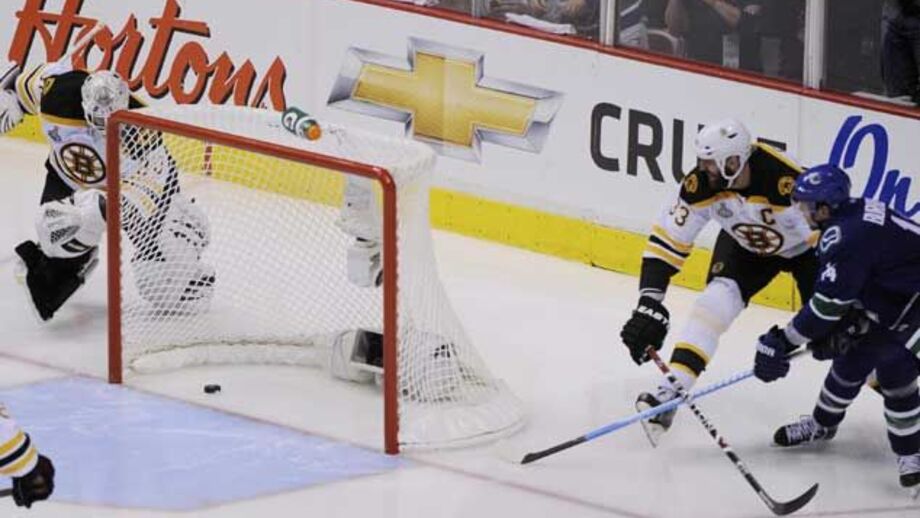 NHL: Burrows quebra o gelo em Vancouver