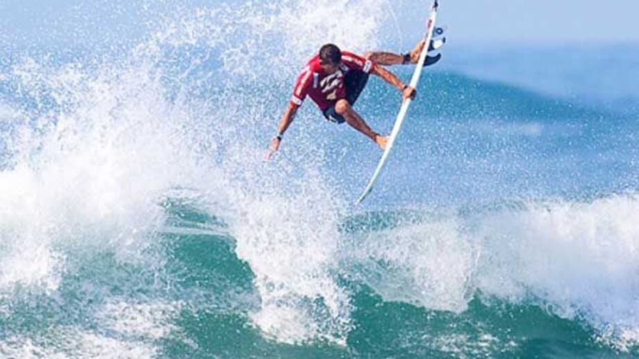 Surf: Jadson André avança em Ribeira D'Ilhas