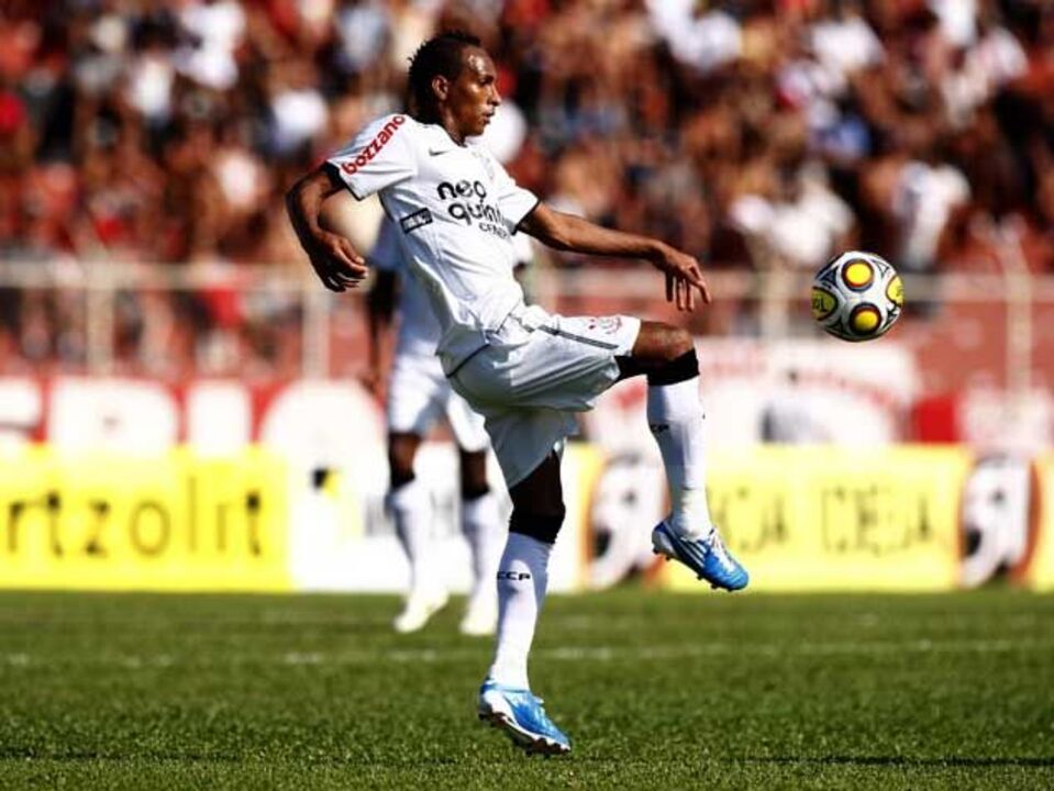 Corinthians defronta Vasco com Liedson em alta