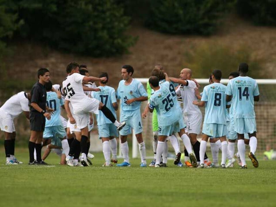 Cândido Costa pára seis meses