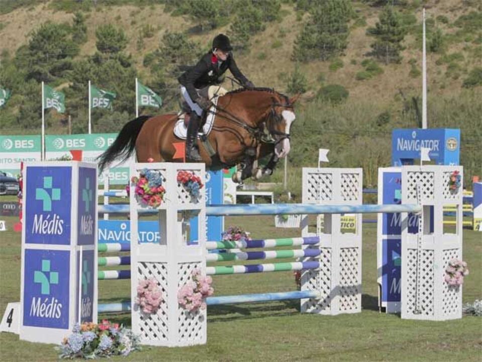 Concurso de saltos: Marion Hughes vence Grande Prémio Médis