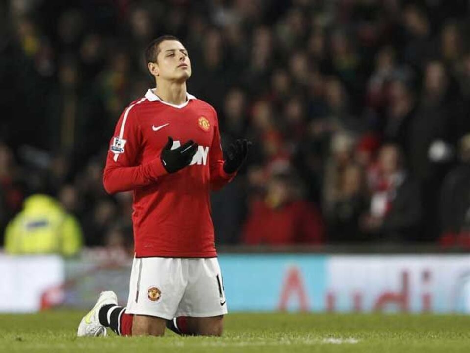 Chicharito passou noite no hospital