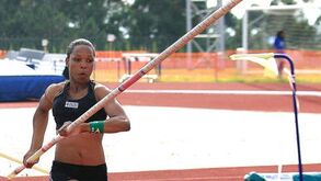 Eleonar Tavares bate recorde da vara