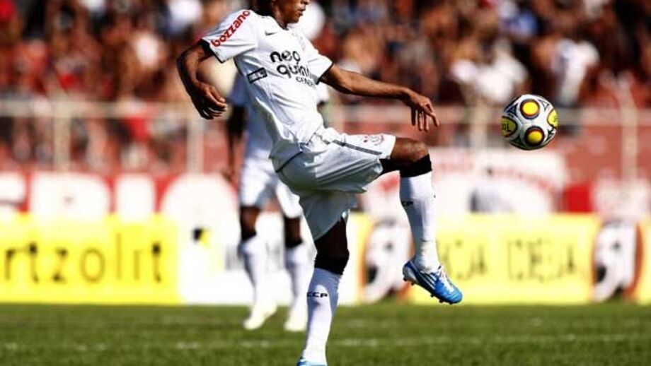 Corinthians defronta Vasco com Liedson em alta
