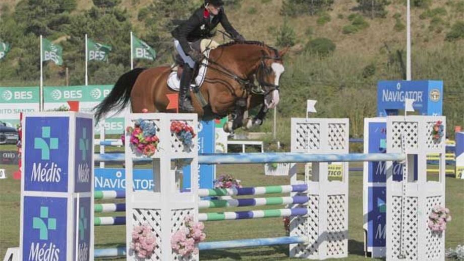 Concurso de saltos: Marion Hughes vence Grande Prémio Médis