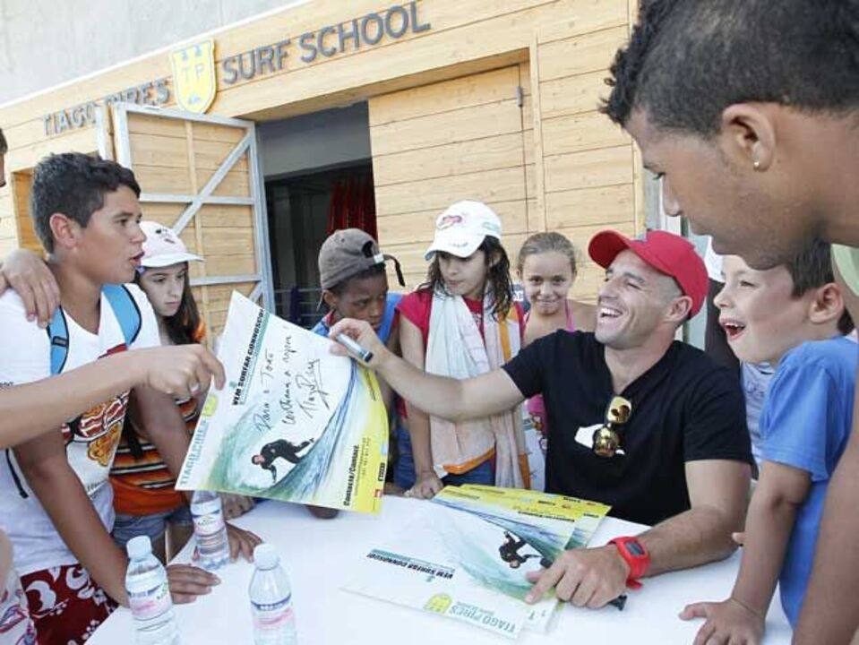Tiago Pires inaugura escola de surf