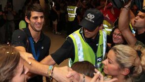 Seleção recebida em apoteose no aeroporto 