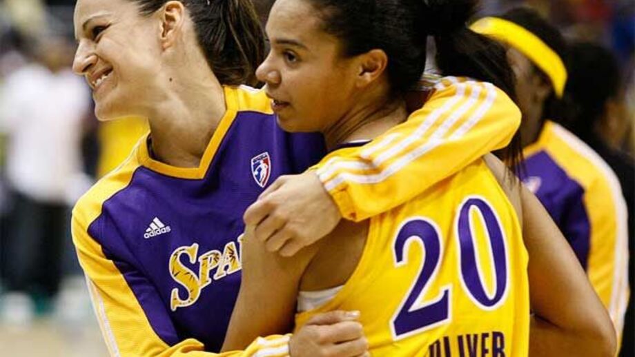 WNBA: Ticha em grande na vitória da Sparks