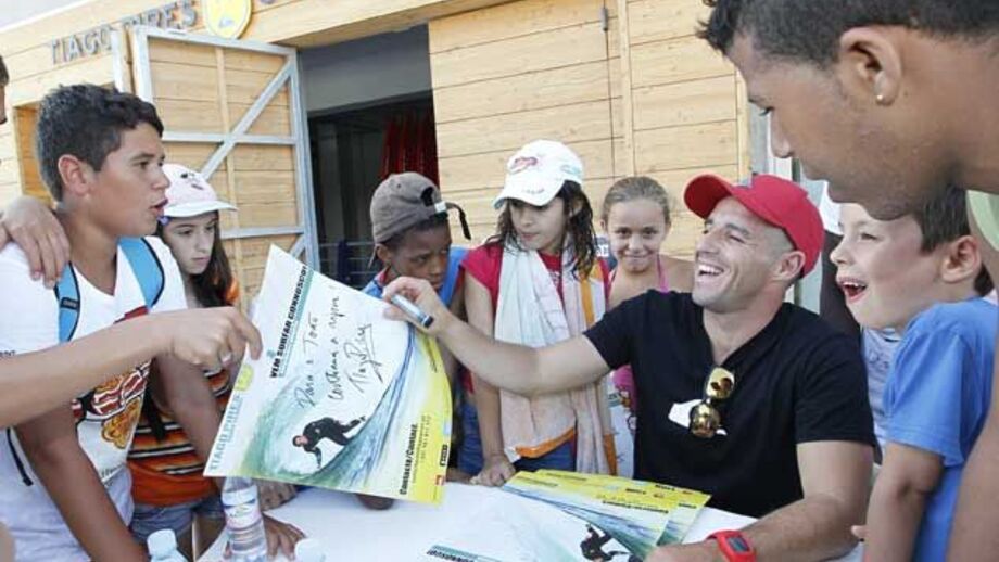 Tiago Pires inaugura escola de surf