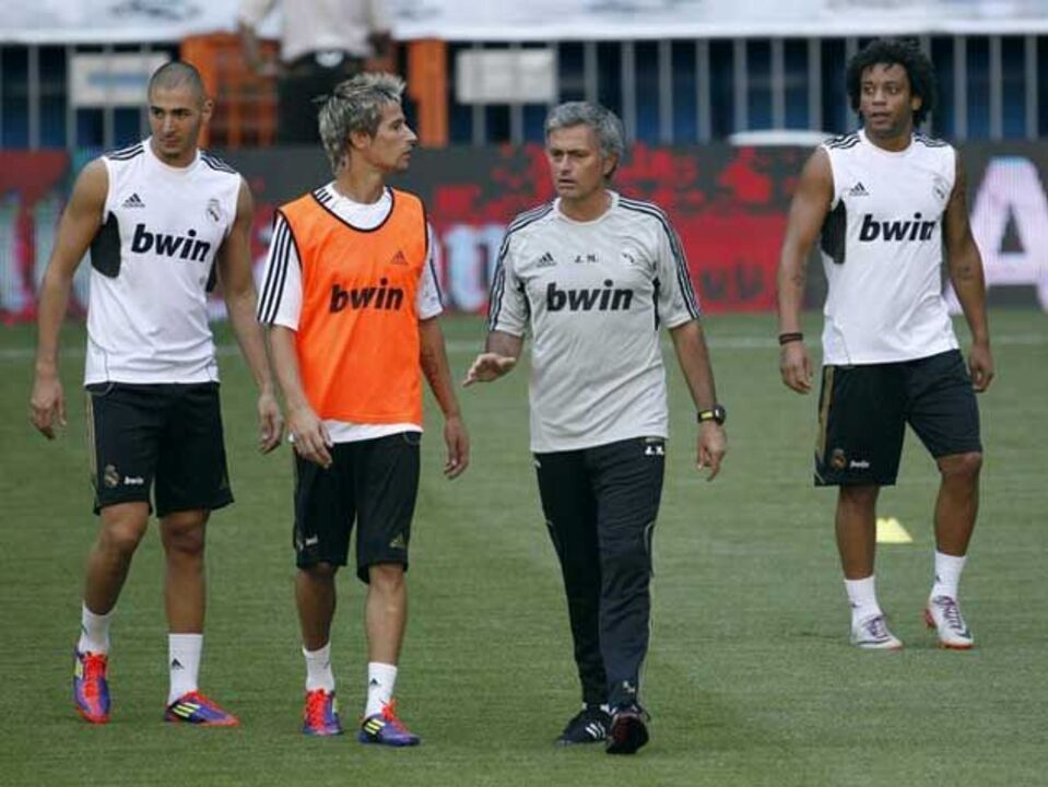 Mourinho elogia polivalência de Coentrão