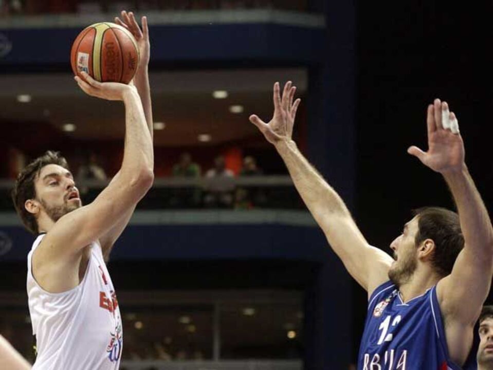 Espanha arrasa Sérvia e coloca-se nos "quartos"