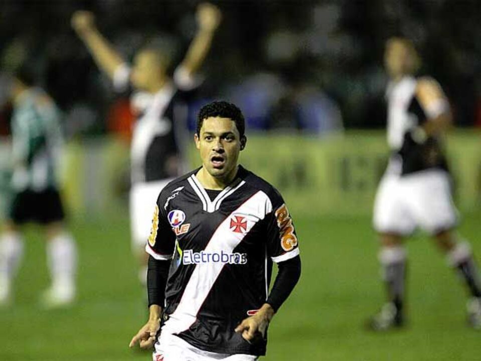 Éder Luis ajuda Vasco a subir à liderança