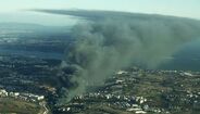 Incêndio de grandes dimensões numa sucata em Massamá 