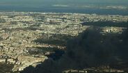 Incêndio de grandes dimensões numa sucata em Massamá 