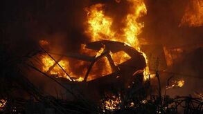 Incêndio de grandes dimensões numa sucata em Massamá 