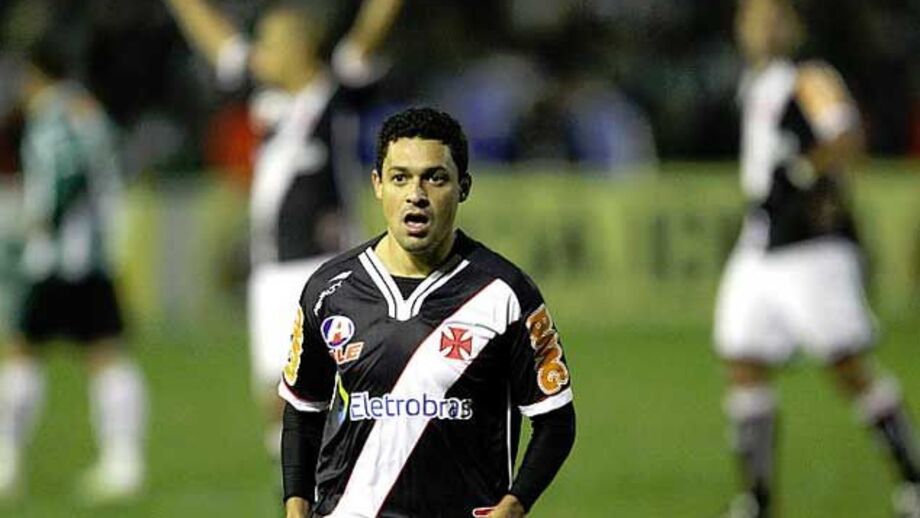 Éder Luis ajuda Vasco a subir à liderança