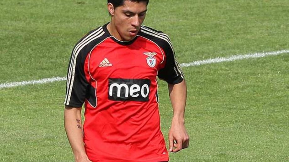Enzo Pérez fez astroscopia no joelho direito
