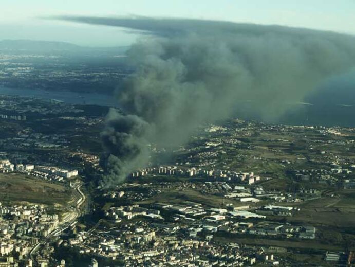 Incêndio de grandes dimensões numa sucata em Massamá 