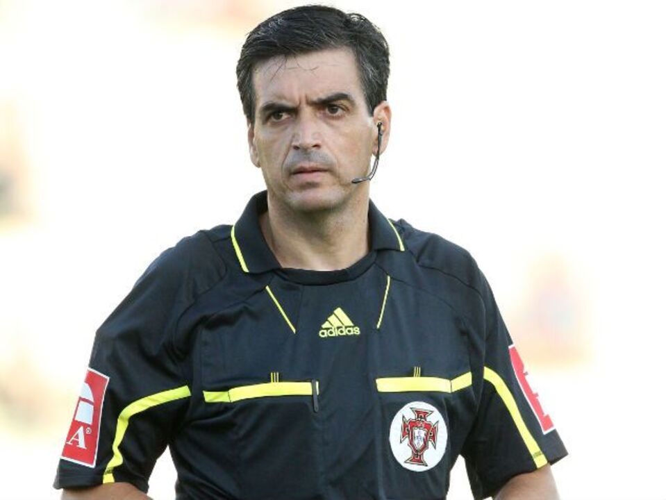 Árbitros ao lado de João Ferreira e Paulo Baptista