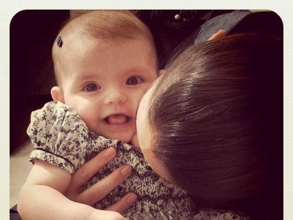 Kaká e mulher orgulhosos da filha