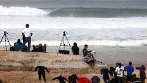 Rip Curl Pro: Falta de ondas adia início da prova
