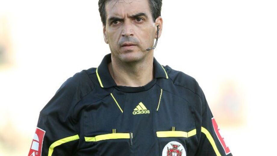 Árbitros ao lado de João Ferreira e Paulo Baptista