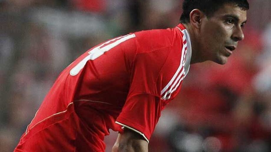 Maxi Pereira com estiramento muscular