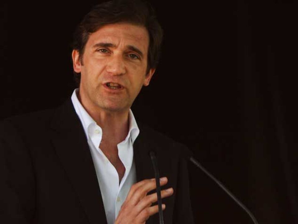 Passos Coelho sublinha necessidade de "levar tudo a sério"