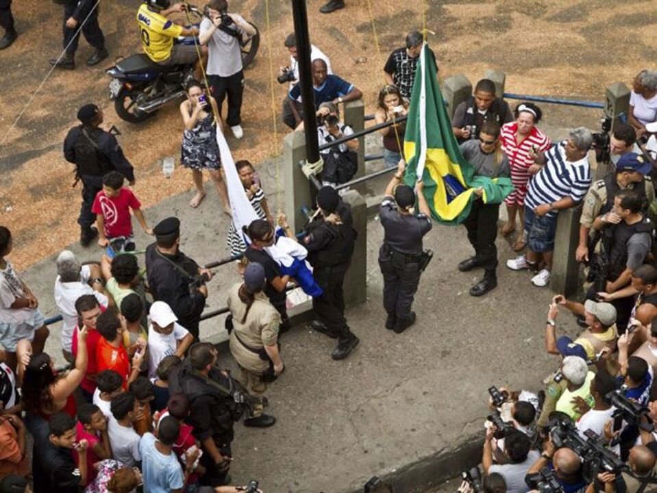 Bandeira brasileira hasteada no alto da favela Rocinha