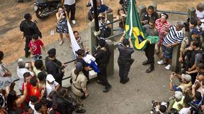 Bandeira brasileira hasteada no alto da favela Rocinha