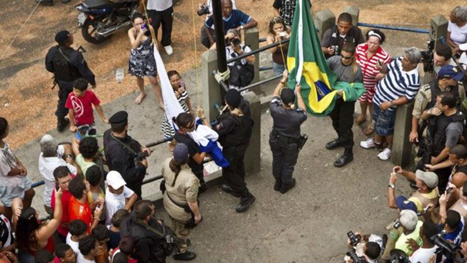Bandeira brasileira hasteada no alto da favela Rocinha