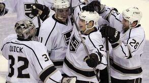 NHL: Drew Doughty triunfa em noite negra