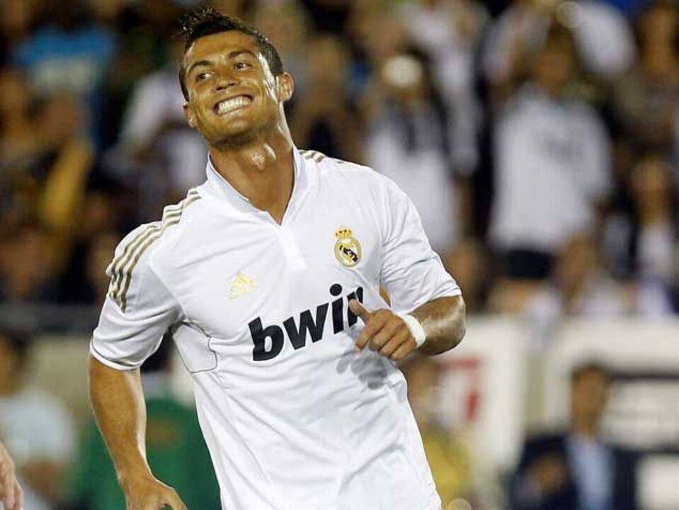 CR7 doa chuteiras para leilão