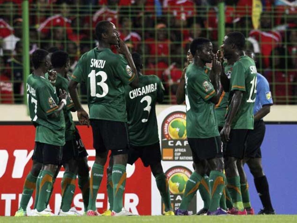 Zâmbia vence anfitriões e apura-se