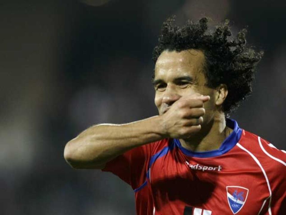 Defesa goleador derrotou o campeão