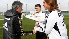 Mourinho recebe bolo de aniversário 