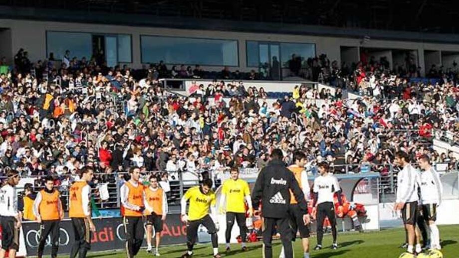 Fábio Coentrão de fora em treino que foi festa