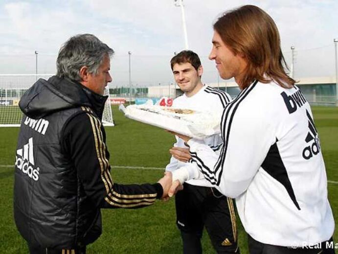 Mourinho recebe bolo de aniversário 