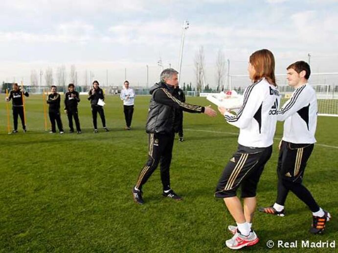 Mourinho recebe bolo de aniversário 