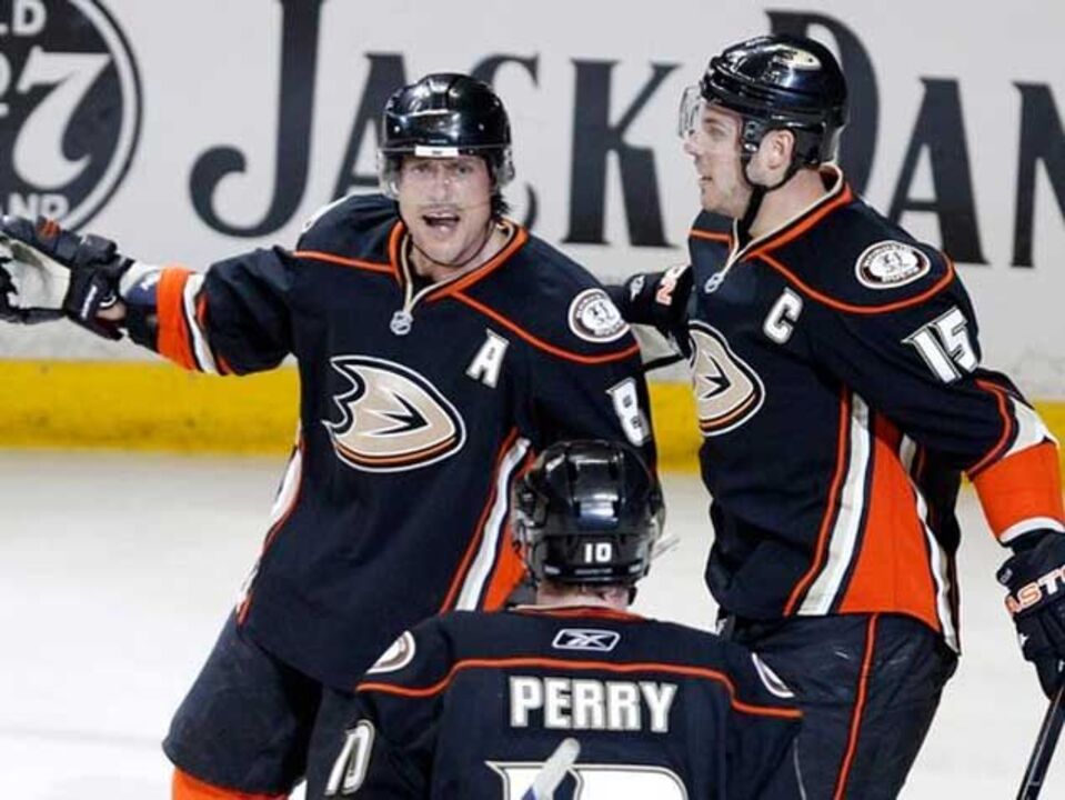 Selanne mantém Ducks na corrida