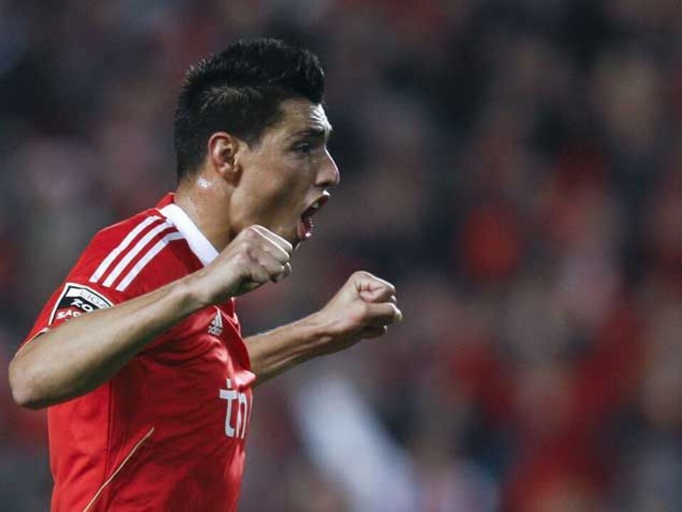 Cardozo lidera águias em Guimarães