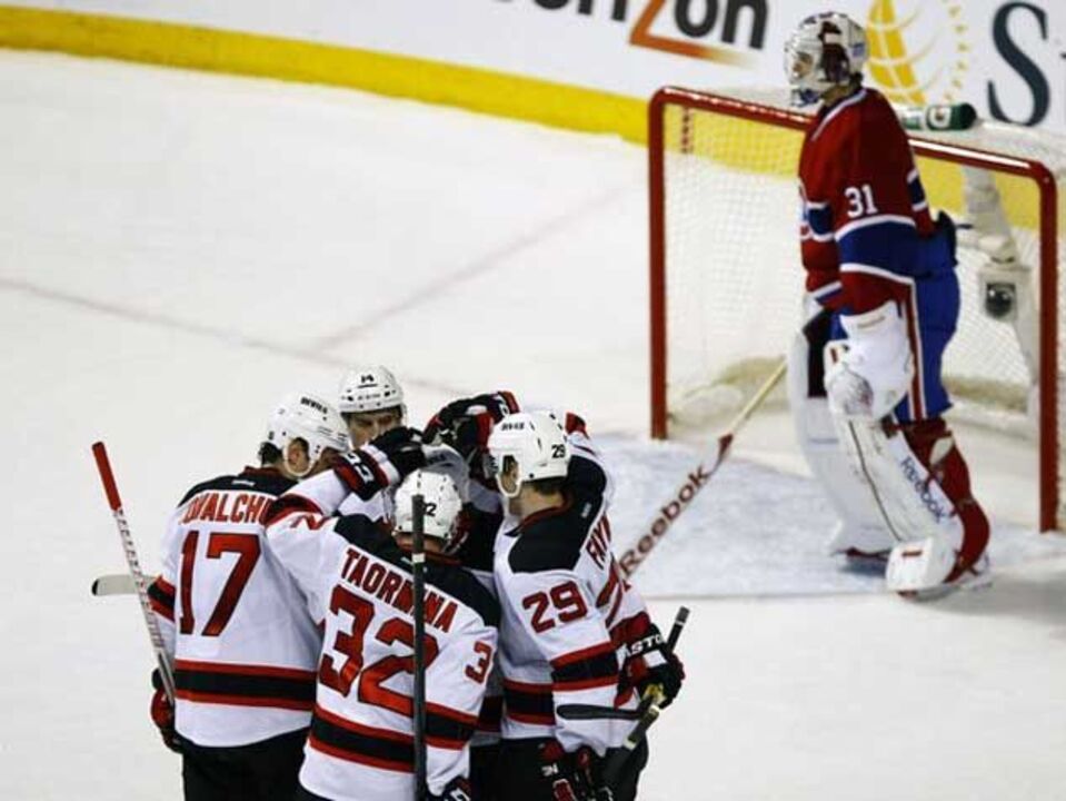NHL: Diabos brilham em terras canadianas