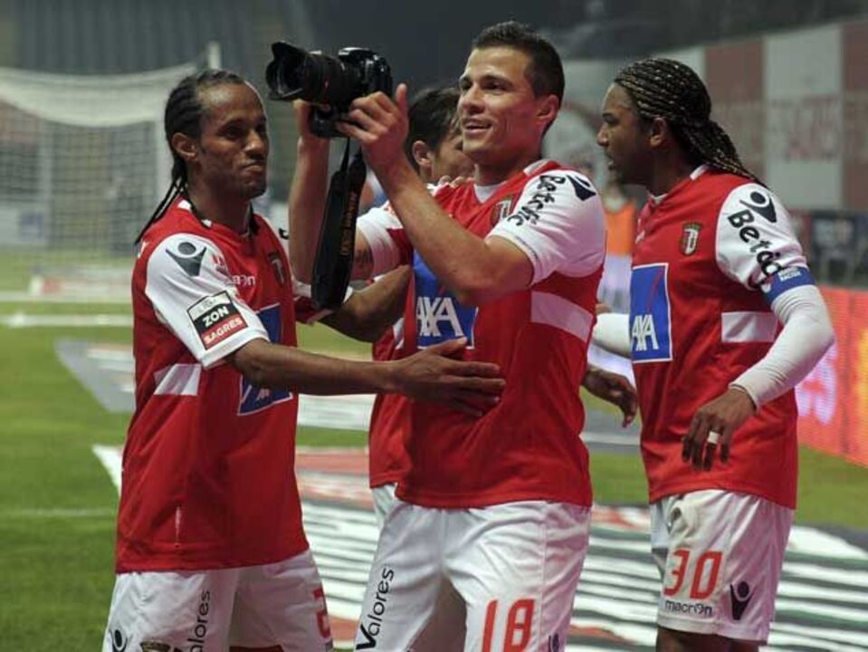 Matador despacha galos com hat-trick
