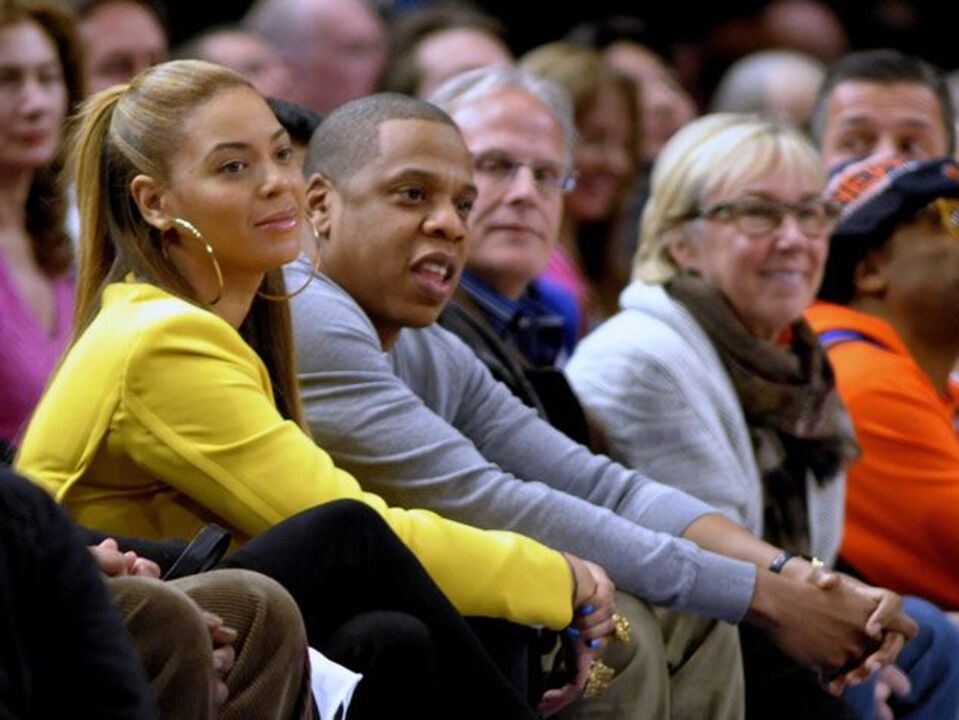 Beyoncé assiste com o marido Jay-Z à vitória dos Nets da NBA