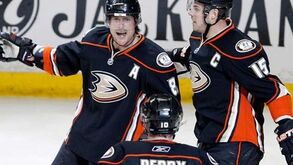 Selanne mantém Ducks na corrida