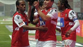Matador despacha galos com hat-trick