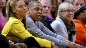 Beyoncé assiste com o marido Jay-Z à vitória dos Nets da NBA