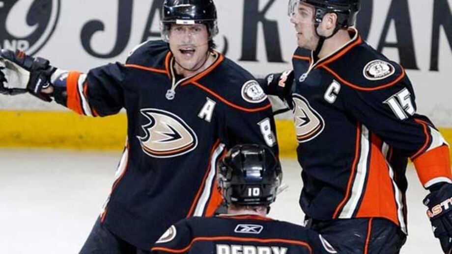 Selanne mantém Ducks na corrida