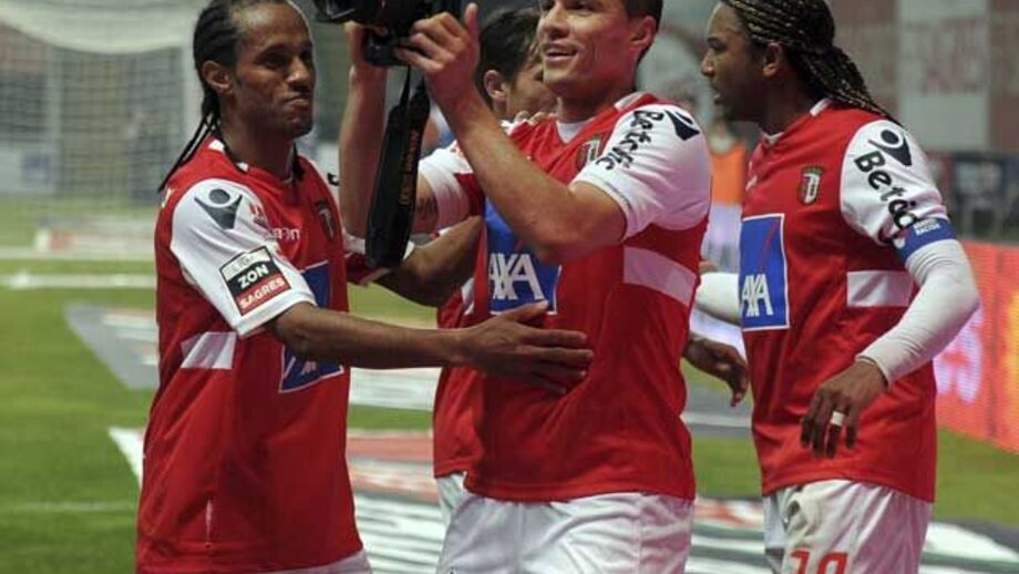 Matador despacha galos com hat-trick