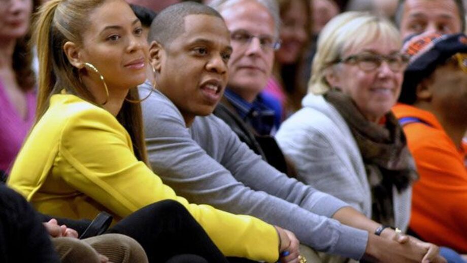 Beyoncé assiste com o marido Jay-Z à vitória dos Nets da NBA